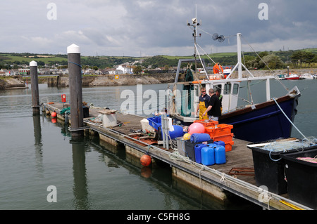 Fischer landen Fisch von einem Fischerboot Burry Port Hafen Carmarthenshire Wales Cymru UK GB Stockfoto