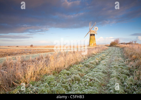 St. Benet Entwässerung Mühle an einem frostigen Morgen auf den Norfolk Broads Stockfoto