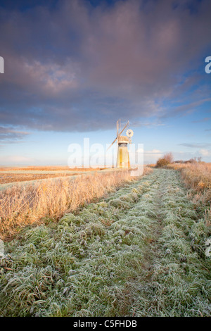 St. Benet Entwässerung Mühle an einem frostigen Morgen auf den Norfolk Broads Stockfoto