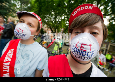 Klima-Rush-Mitglieder protestieren gegen die 4000 Todesfälle durch schlechte Luftqualität in London jährlich durch die Schließung der Euston Road Stockfoto