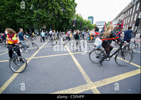 Klima-Rush-Mitglieder protestieren gegen die 4000 Todesfälle durch schlechte Luftqualität in London jährlich durch die Schließung der Euston Road Stockfoto