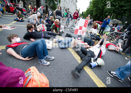 Klima-Rush-Mitglieder protestieren gegen die 4000 Todesfälle durch schlechte Luftqualität in London jährlich durch die Schließung der Euston Road Stockfoto