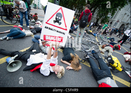 Klima-Rush-Mitglieder protestieren gegen die 4000 Todesfälle durch schlechte Luftqualität in London jährlich durch die Schließung der Euston Road Stockfoto