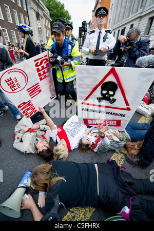 Klima-Rush-Mitglieder protestieren gegen die 4000 Todesfälle durch schlechte Luftqualität in London jährlich durch die Schließung der Euston Road Stockfoto