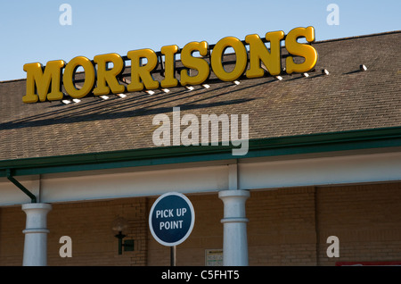 Eine Landschaft von Morrisons Zeichen erschossen und Abholstelle. Stockfoto