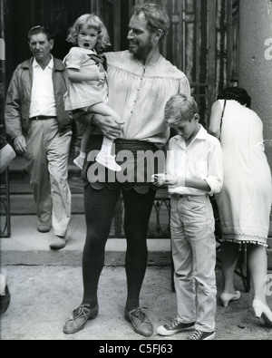 CHARLTON HESTON am Set von "Die Qual und die Ekstase" 1965 mit angenommenen Tochter Holly und Sohn Fraser Stockfoto