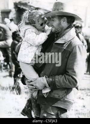 CHARLTON HESTON (1923-2008) US Schauspieler mit Adoptivtochter Holly Ann während der Dreharbeiten zu 'Wird Penny' 1968 Stockfoto