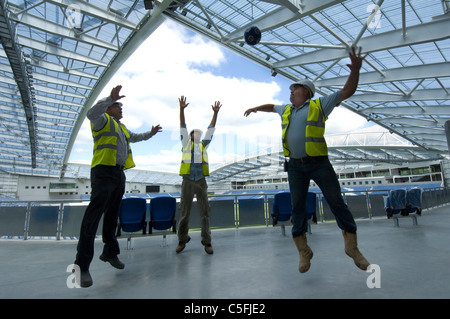 Drei Bauherren mit einem Kick wie Arbeit Fertigstellung auf die neue AMEX Stadion, Heimat von Brighton und Hove Albion ab 2011 nähert. Stockfoto