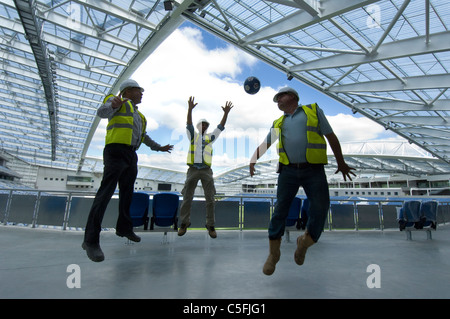 Drei Bauherren mit einem Kick wie Arbeit Fertigstellung auf die neue AMEX Stadion, Heimat von Brighton und Hove Albion ab 2011 nähert. Stockfoto