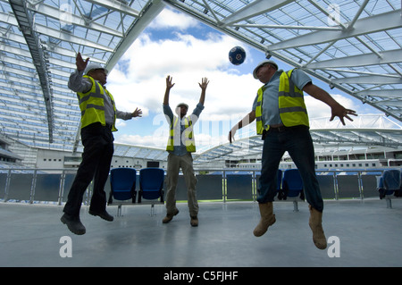 Drei Bauherren mit einem Kick wie Arbeit Fertigstellung auf die neue AMEX Stadion, Heimat von Brighton und Hove Albion ab 2011 nähert. Stockfoto