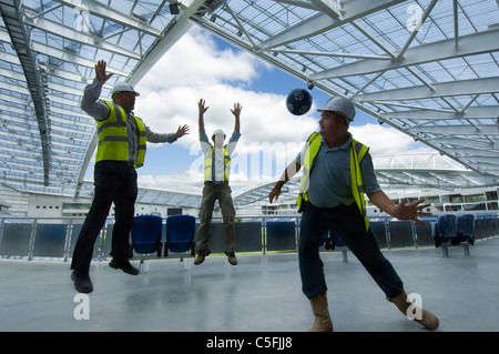 Drei Bauherren mit einem Kick wie Arbeit Fertigstellung auf die neue AMEX Stadion, Heimat von Brighton und Hove Albion ab 2011 nähert. Stockfoto