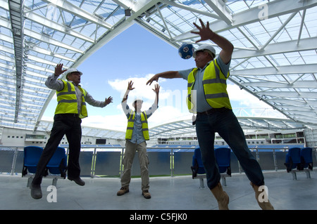 Drei Bauherren mit einem Kick wie Arbeit Fertigstellung auf die neue AMEX Stadion, Heimat von Brighton und Hove Albion ab 2011 nähert. Stockfoto