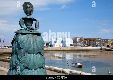 MARGATE: TURNER CONTEMPORARY MIT STATUE DER FRAU STAND: SHELL LADY VON MARGATE VON ANN CARRINGTON Stockfoto