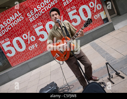 Straßenmusiker, Gesang und Gitarre Stockfoto