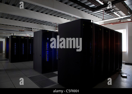 Eine Bank von Supercomputern Stockfoto