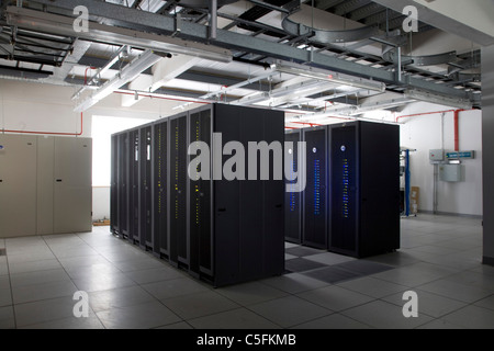 Eine Bank von Supercomputern Stockfoto