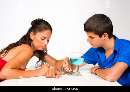 Freigabe der schweren Handschellen zu Alkoholabhängigkeit Stockfoto