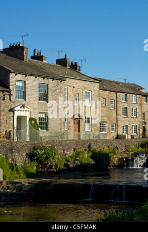 Häuser im Dorf von Gayle, mit Blick auf Gayle Beck, in der Nähe von Hawes, Wensleydale, Yorkshire Dales National Park, England UK Stockfoto