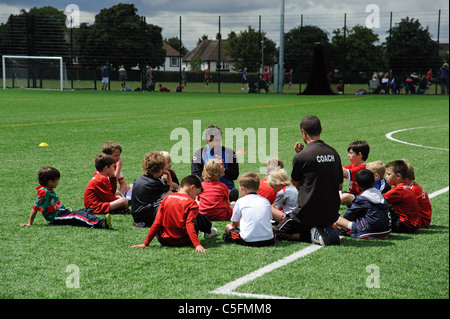 Junge Burschen in ein Trainingslager für Fußball-Spieler Stockfoto