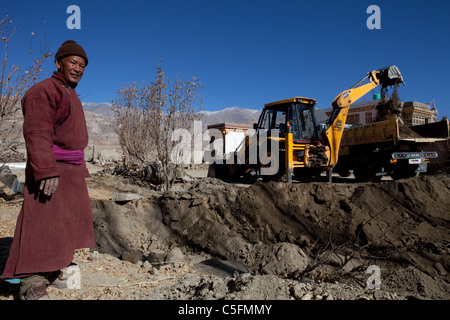 Tsenary Norbu (68) lebt in Shey Dorf. Sein Land wird es schwer beschädigt wurde das Hochwasser vom August 2010 gelöscht. Stockfoto