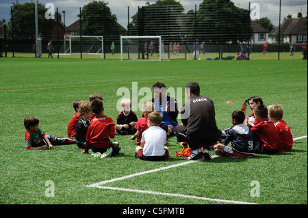 Junge Burschen in ein Trainingslager für Fußball-Spieler Stockfoto