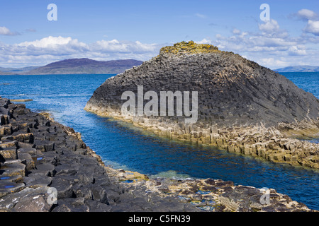 Staffa, zeigt das kleine Inselchen Am Buachaille. Argyll, Schottland. Stockfoto