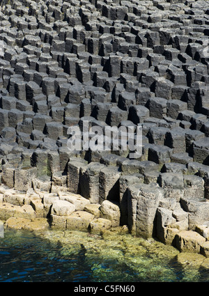 Staffa. Basaltsäulen auf kleinen Inselchen Am Buachaille. Argyll, Schottland. Stockfoto