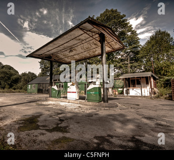 Eine stillgelegte und verlassenen Tankstelle, Anzeichen des Verfalls. Stockfoto