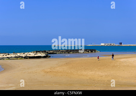 Strand von Marina di Ragusa, Sizilien, Italien Stockfoto