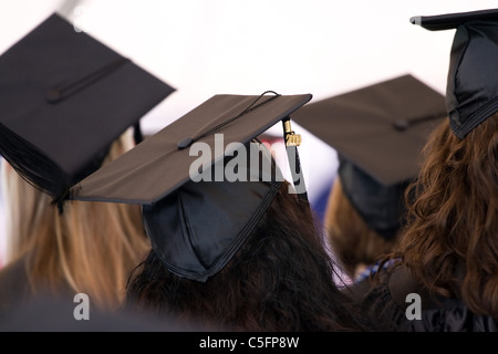 Eine Gruppe von College oder High School Absolventen tragen die traditionelle Mütze und Mantel. Geringe Schärfentiefe. Stockfoto