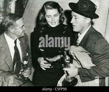 INGRID BERGMAN mit ihren Oscar für "Gaslight" im Jahre 1946 mit Bing Crosby (r) und Barry Fitzgerald, Oscars für "Going My Way gewann" Stockfoto