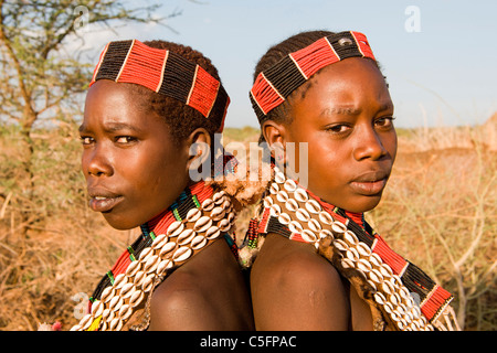 Porträt von Hamer Stammesfrauen in einem Dorf in der Nähe von Turmi am unteren Omo-Tal, Südliches Äthiopien, Afrika. Stockfoto