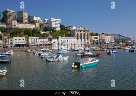 Ein Blick durch den Hafen von Torquay in Devon, England. Stockfoto