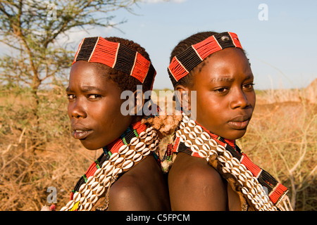 Porträt von Hamer Stammesfrauen in einem Dorf in der Nähe von Turmi am unteren Omo-Tal, Südliches Äthiopien, Afrika. Stockfoto