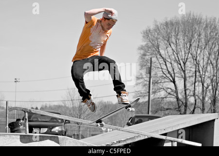 Porträt eines jungen Skateboarder Schlittschuhlaufen auf einer Rampe an der Skate-Park. Stockfoto