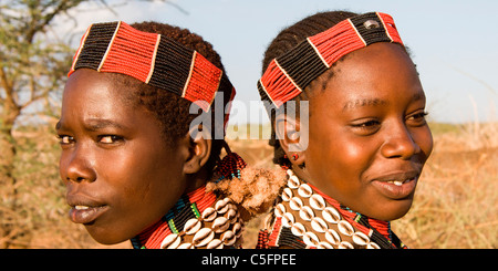 Porträt von Hamer Stammesfrauen in einem Dorf in der Nähe von Turmi am unteren Omo-Tal, Südliches Äthiopien, Afrika. Stockfoto