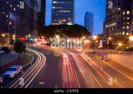 Verkehr und Lichtspuren - lange Belichtung Fotografie in der Innenstadt von Hartford Connecticut. Stockfoto