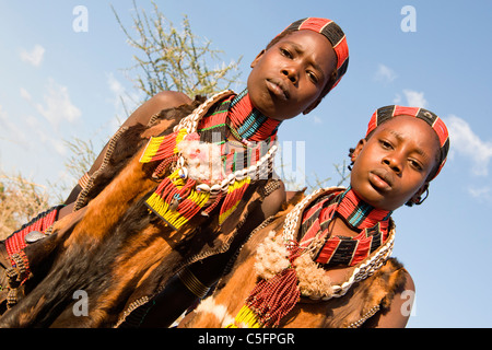 Porträt von Hamer Stammesfrauen in einem Dorf in der Nähe von Turmi am unteren Omo-Tal, Südliches Äthiopien, Afrika. Stockfoto