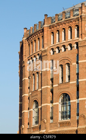 Detail der Fassade des renovierten Gebäude der Gasometer (ehemalige Gastank), Simmering, Wien (Wien), Österreich Stockfoto