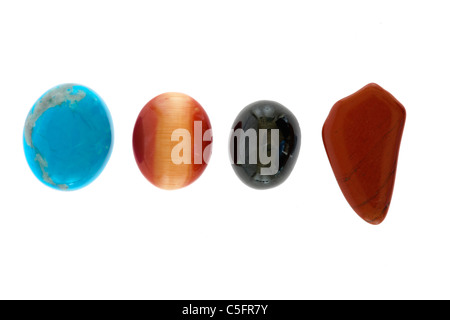 4 Rock Exemplaren aus China von links nach rechts Howlith, synthetischen Katzen Auge, Black Star und Roter Jaspis Stockfoto