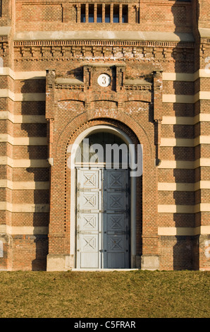 Tür der umgestaltete Gebäude der Gasometer (ehemalige Gastank) in Simmering, Wien (Wien), Österreich Stockfoto