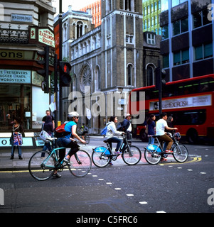 Radfahrer Touristen reiten Boris Leihfahrräder an einer Kreuzung warten auf die Ampel Bloomsbury in London, England, UK KATHY DEWITT Stockfoto