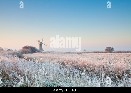 St. Benet Entwässerung Mühle an einem frostigen Morgen auf den Norfolk Broads Stockfoto