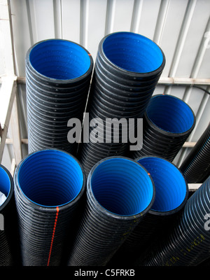 Schwarze PVC-Rohre in den Regalen angeordnet Stockfoto