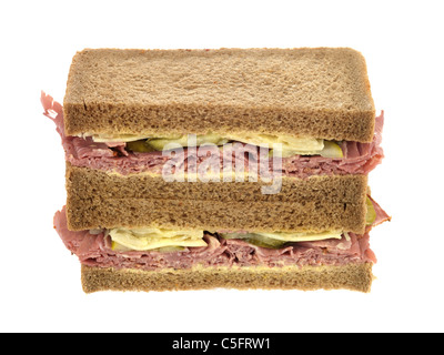 Frisch geschnittene Pastrami Rind Deli Sandwich im Roggen Brot gegen einen weißen Hintergrund mit Keine Personen Stockfoto