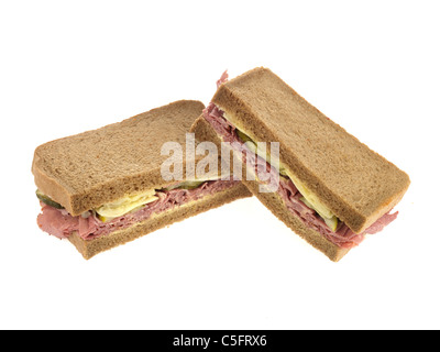 Frisch geschnittene Pastrami Rind Deli Sandwich im Roggen Brot gegen einen weißen Hintergrund mit Keine Personen Stockfoto