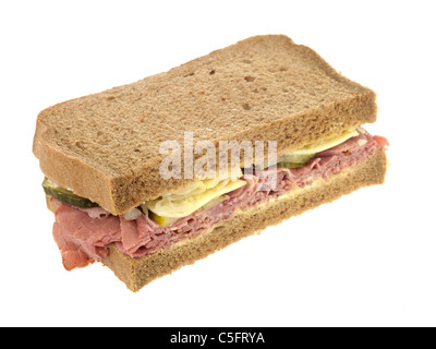 Frisch geschnittene Pastrami Rind Deli Sandwich im Roggen Brot gegen einen weißen Hintergrund mit Keine Personen Stockfoto