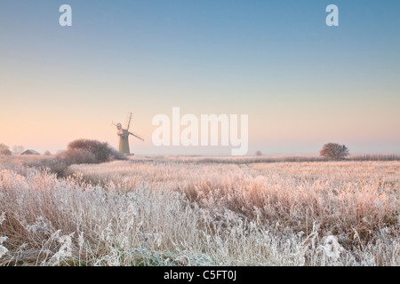 St. Benet Entwässerung Mühle an einem frostigen Morgen auf den Norfolk Broads Stockfoto