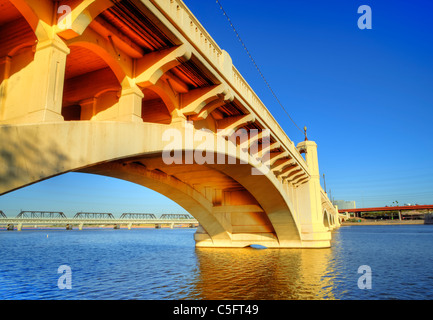 Die Mill Avenue Brücken bestehen aus zwei Brücken über den Salt River in Tempe, AZ am Nordende des Einkaufsviertels. Stockfoto