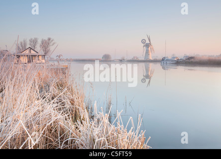 Thurne Entwässerung Mühle reflektiert in den Fluß Thurne auf den Norfolk Broads, nach einer Übernachtung Raureif Stockfoto